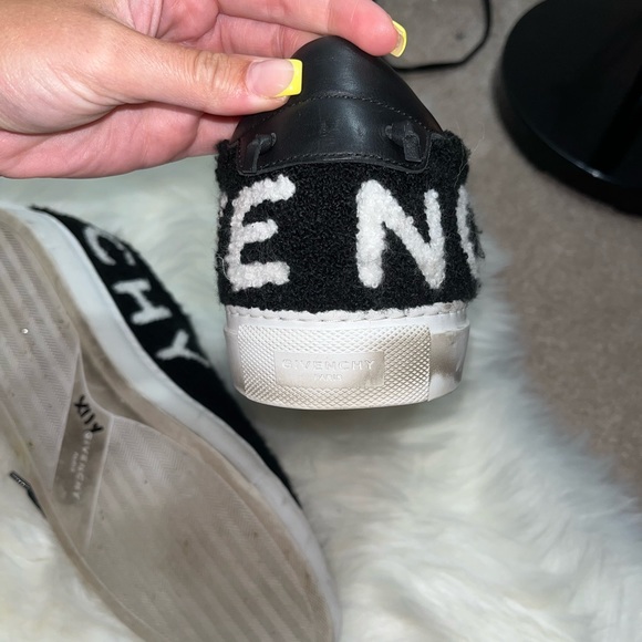 MEN’s GIVENCHY SNEAKERS - Picture 7 of 9